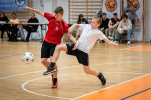 Dwóch zawodników piłki nożnej walczących o piłkę